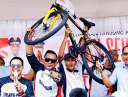 Walau Diguyur Gerimis, Ribuan Orang Tetap Antusias Mengikuti Jalan Santai HUT RI Ke 80 di Kelurahan Tanjung Palas