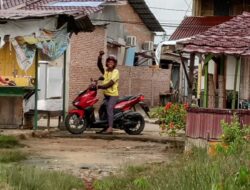 Kisah Hidup Seorang Ojol: Di Balik Helm dan Jaket kuning